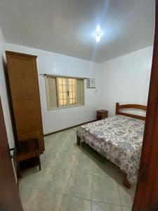 a bedroom with a bed and a window at Refugio Paraiso in Arraial do Cabo