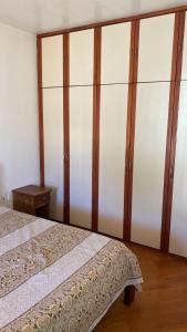 a bedroom with a bed and a large closet at Refugio Paraiso in Arraial do Cabo +1 photo