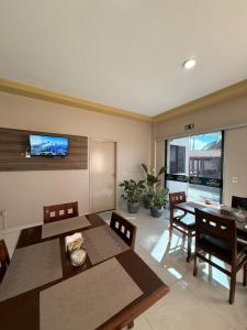 a dining room with a table and a tv on the wall at Pumma Hotel Ourilândia in Ourilândia do Norte