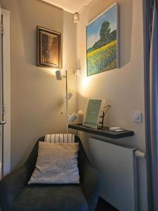 ein Zimmer mit Sofa und Schreibtisch mit Laptop in der Unterkunft Artz of Nature in Emmen