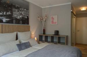 a bedroom with a bed with a picture on the wall at Wohnen bei FrauSchmitt in Bad König