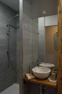 a bathroom with a sink and a shower at Wohnen bei FrauSchmitt in Bad König