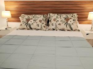 un dormitorio con una cama con dos almohadas en Appartamenti Silva Trapani, en Trapani