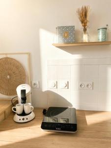 a kitchen with a coffee maker and a toaster at Studio Cozy in Gençay