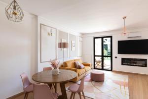 ein Wohnzimmer mit Sofa und Tisch in der Unterkunft Green Lodge in Marco Simone
