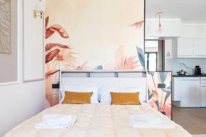 ein Schlafzimmer mit einem großen Bett und zwei Kissen in der Unterkunft Green Lodge in Marco Simone + 68 Fotos