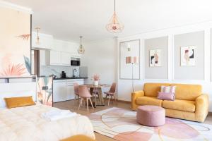 ein Wohnzimmer mit Sofa und eine Küche in der Unterkunft Green Lodge in Marco Simone