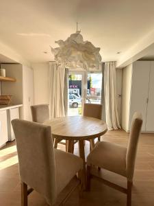 a dining room with a wooden table and chairs at Apart Exclusivo a Estrenar - Tu Base Perfecta in El Calafate