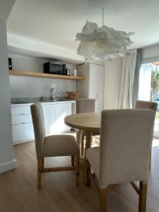 a kitchen and dining room with a table and chairs at Apart Exclusivo a Estrenar - Tu Base Perfecta in El Calafate