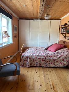 a bedroom with a bed and a wooden ceiling at Torpidyll nära sjö in Vetlanda