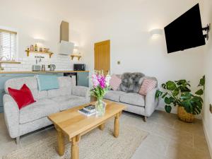 a living room with two couches and a coffee table at Wren - Uk50152 in Stalisfield
