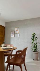 a dining room with a table and two chairs at Flat Aconchego no Setor Oeste a 50m do Lago das Rosas, apto novo in Goiânia +14 photos