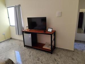 a table with a television on top of it in a room at Soninho Bão in Cunha