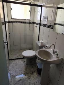 a bathroom with a toilet and a sink at Soninho Bão in Cunha