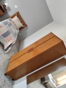 a coffee table in a room with a bed at Soninho Bão - Estilo 2 in Cunha