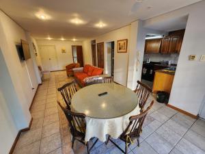 a living room with a table and chairs and a couch at Departamento Microcentro San Rafael in San Rafael