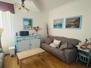 a living room with a couch and a table at La Mies del Marqués in Santoña
