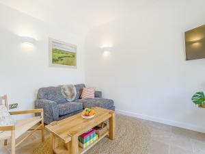 a living room with a couch and a table at Linnet - Uk50154 in Faversham