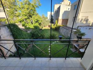 a view of a garden through a glass door at Departamento Microcentro San Rafael in San Rafael