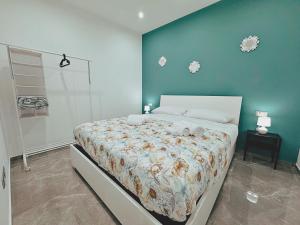 a bedroom with a bed with two towels on it at Abbate Apartments MIRI in Palermo