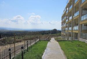 a building with a pathway next to a building at Апартамент Лана 2 in Byala