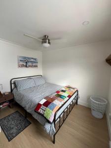 ein Schlafzimmer mit einem Bett, auf dem eine Steppdecke liegt in der Unterkunft Durrell's Nook in Twillingate