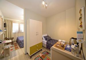 ein kleines Zimmer mit einem Schlafzimmer und einem Bett in der Unterkunft Dions hotel in Seferihisar + 12 Fotos