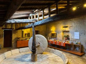 a large room with a museum with a largeiameter at Pousada Torre Lombarda in Allariz