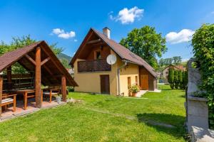 a view of the house with a garden and a patio at Vilka Cibulka a chata Cesnačik in Ižipovce