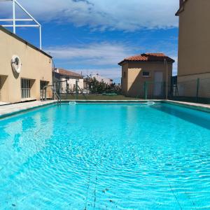 a large blue swimming pool next to a building at Las heras apartamento in Medrano