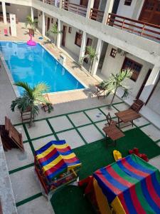 an overhead view of a swimming pool with chairs and umbrellas at Residencial Ibiapaba Flat 16 - Com piscina e ótima localização in Camocim