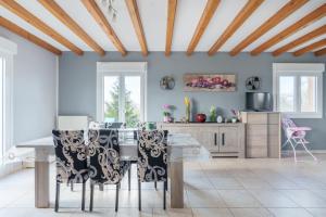 a dining room with a table and chairs at La Clairière de Dogneville - proche Epinal in Dogneville