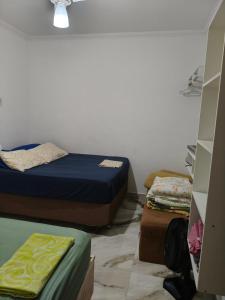 a bedroom with two beds in a room at Cantinho da Lu em apt inteiro 1km da praia in Bertioga