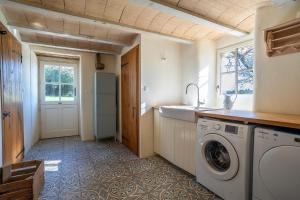 a kitchen with a washing machine and a sink at Ty Bras - 8000 m² de jardin in Camors