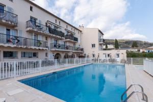 a swimming pool in front of a building at Le cocon de Boutiny - à Peymeinade in Peymeinade