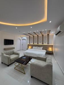a bedroom with a bed and two couches at مؤسسة مطلة الورد Matallat Alward Est in Taif