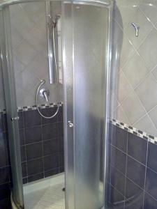 eine Dusche in einem Badezimmer mit Glastür in der Unterkunft Villa Dante BB via Catania162 in Messina + 13 Fotos