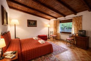 ein Hotelzimmer mit einem Bett und einem Fenster in der Unterkunft Crapa Licca in Ventimiglia di Sicilia