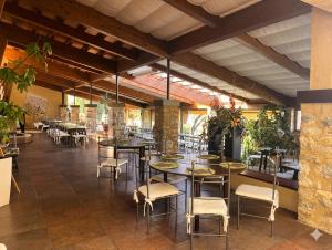 ein Restaurant mit Tischen und Stühlen in einem Raum in der Unterkunft Crapa Licca in Ventimiglia di Sicilia