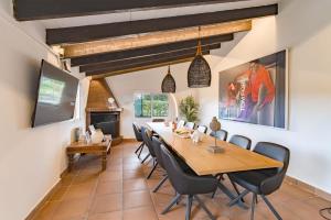 a dining room with a table and chairs at Villa Salvaje Beach in San Francesch