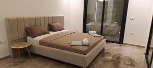 a bedroom with a large bed with a large mirror at Villa AM in Awlād ‘Umar