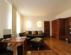 a living room with a couch and a table at Hotel Nassauer Hof in Kiedrich +1 photo