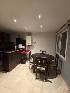 a kitchen and dining room with a table and chairs at Casa de Ushuaia in Ushuaia