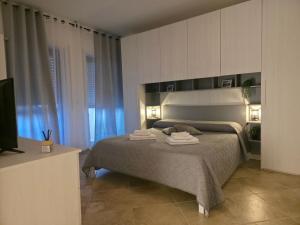 Llit o llits en una habitació de APT-Large Private Terrace - Sleeps 6 - Close to Bari Airport - Spacious and Relaxing-DDN House