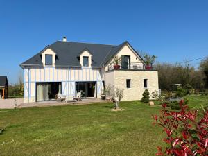 a large white house with a large yard at Au pré des chants in Saint-Philbert-des-Champs