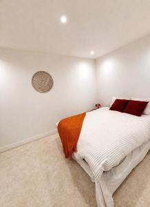 a bedroom with a bed with red pillows on it at Logement accueillant in Gaillon