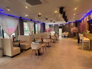 a restaurant with tables and chairs in a room at Hotel Cataleya in Almere