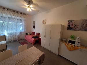 a living room with a couch and a microwave at HB Appartamenti in centro Bergamo in Bergamo +52 photos