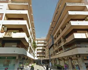 ein paar hohe Gebäude in einer Stadtstraße in der Unterkunft Villa Dante BB via Catania162 in Messina