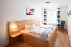 a bedroom with a bed with a wooden headboard at Ferienwohnung am Moselufer in Cochem